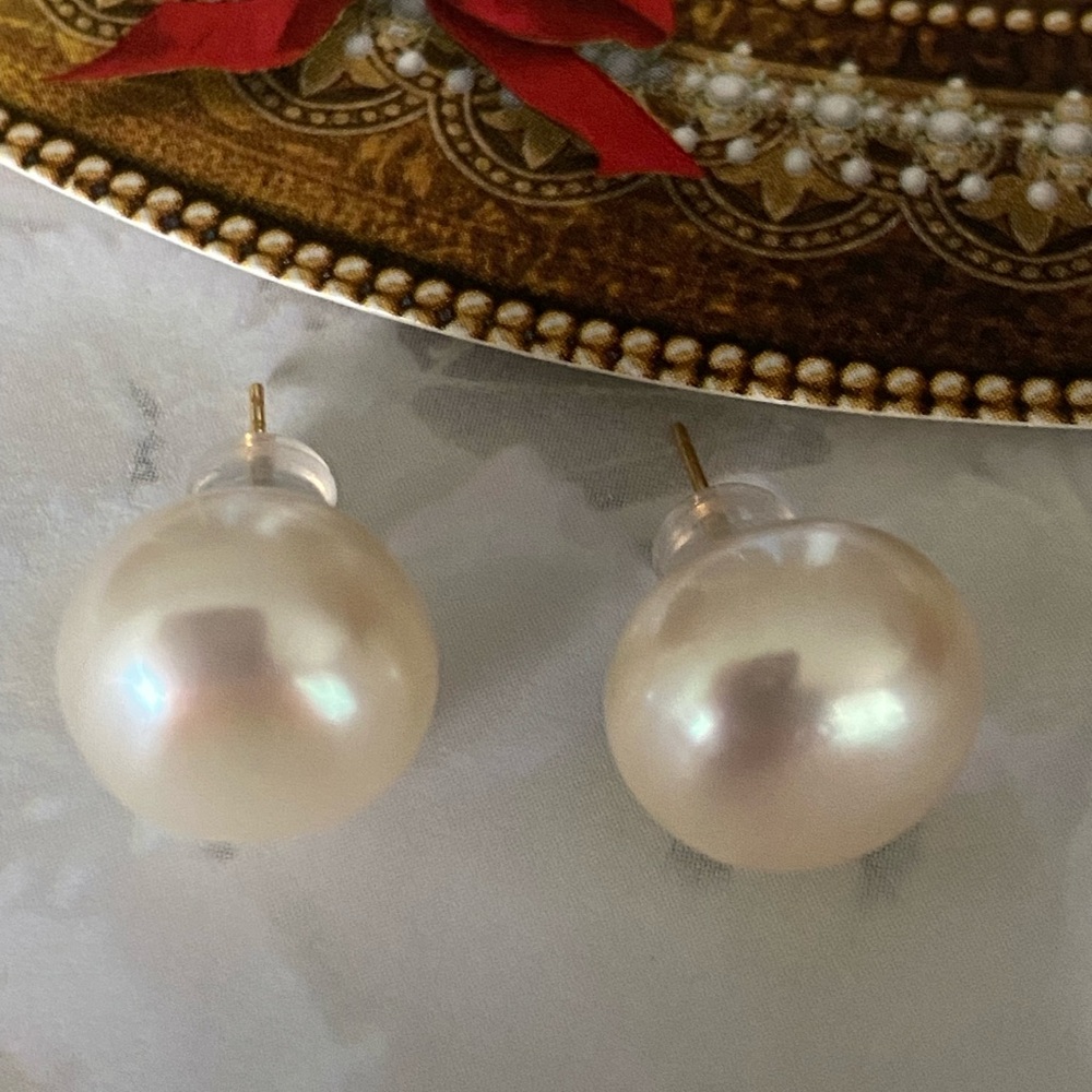 Beautiful Classic Solid 18k Gold Posts Huge Lustr… - image 7